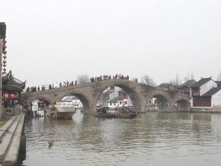 中国石拱桥 茅以升 （1896~1989），江苏省镇江市人，著名 桥梁专家。毕业于唐山工业专门学校，后 赴美留学，获土木工程博士学位。20世纪30年代，设计并主持修建了我国第一座现代化大桥——钱塘江大桥。他为我国桥梁设计、建设事业作出了杰出的贡献，同时致力于研究和教学工作，培养了大批专门人才，并撰写了大量介绍桥梁知识的文章，著有《中国桥梁史等。