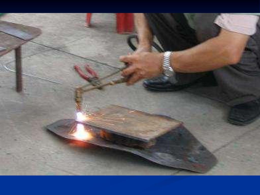第二章气焊与气割 气焊的火焰是用来对焊件和填充金属进行加热、熔化和焊接的热源；气割的火焰是预热的热源；火焰的气流又是熔化金属的保护介质。焊接 ...