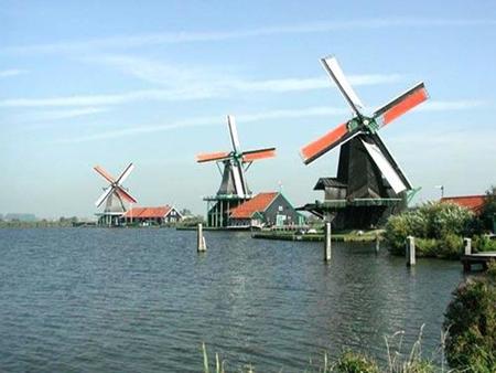 荷兰简介 荷兰地势低平，是世界著名的低地之 国，境内三分之一的土地低于海平面，有 大片浅滩和沙洲。多少年来，荷兰人为了 生产生活，也是为了抵御海水的袭击，围 海造地，沿海筑起了长长的堤坝，全长有 3000 多公里。